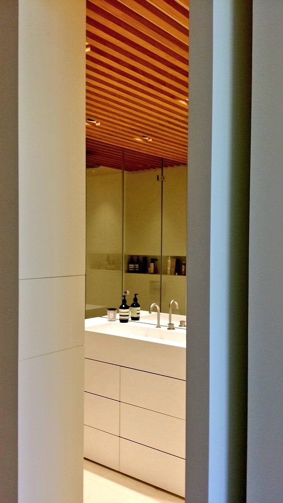 Interior_es's tweet image. Uno de los últimos trabajos de @YLABarquitectos es este luminoso y confortable piso, en Gracia, con un original baño-pasillo, que articula la circulación. A destacar la galería recuperada, que atrapa la luz natural potenciando la zona de día. #BarcelonaDesignWeek #BDW18