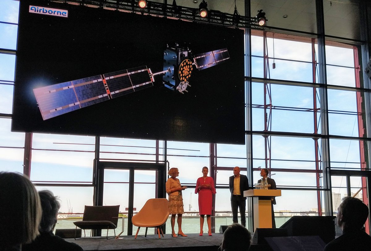 InnoQuarter's tweet photo. Aerospace-debat: CEO van @BoeingEurope, Tineke Bakker: 'de nieuwe vloot vliegtuigen moet lichter worden om minder CO2 uit te stoten.' Wat kan Zuid-Holland daarin betekenen? 'Nou, er is hier bijv een krachtige slimme maakindustrie,' antwoordt Markus Kremers van @Airborne_com https://t.co/Z6a6oj9AoV
