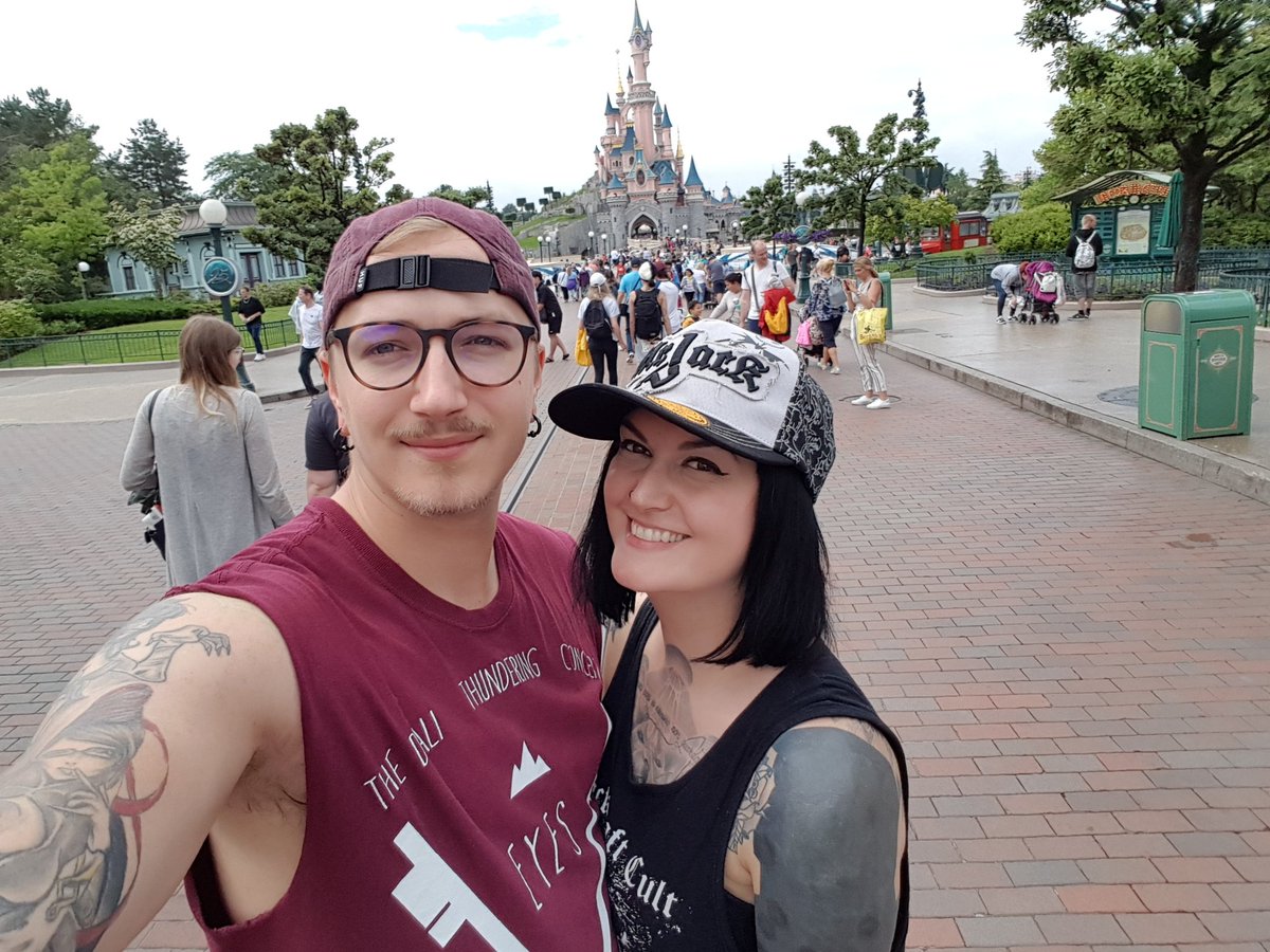 WolfmegaTwitch's tweet photo. Petite pause disney avec ma femme ! #DisneylandParis #couple #love https://t.co/JmFIU3CV2d