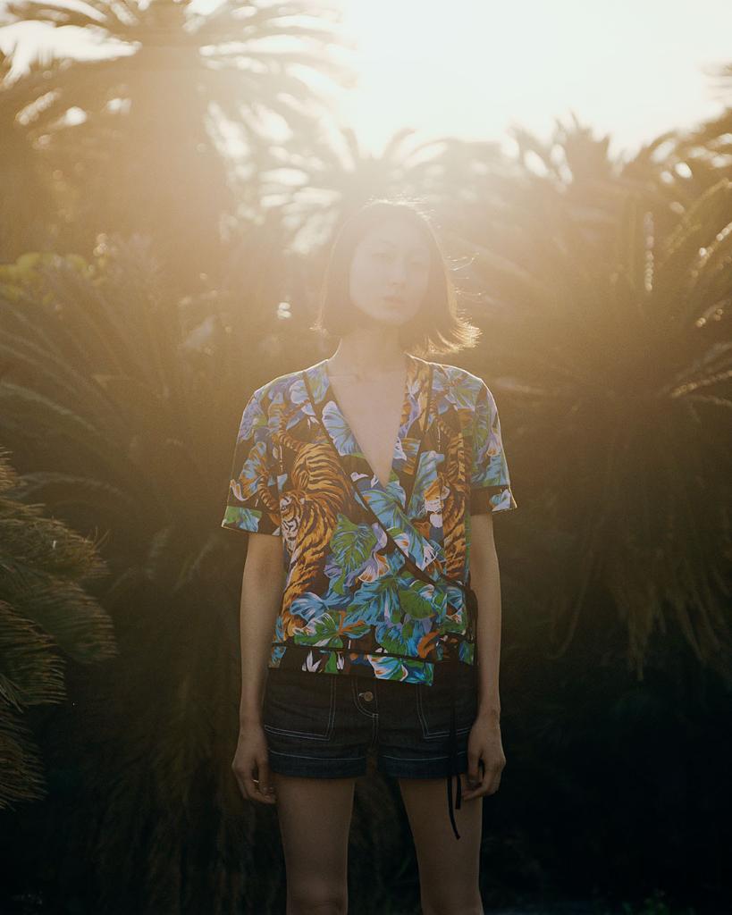 kenzo's tweet photo. A breeze of poetry and freedom flows through KENZO - La Collection Memento n°2 , and in particular in this 'Bamboo Tiger' kimono top. To discover in stores and on https://t.co/GDG7DKIRld. #CollectionMemento2 https://t.co/DpESDVDHip