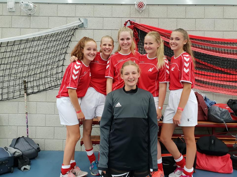 De #OlympicMoves 2018: wat hebben we ervan genoten! Onze school was actief op diverse fronten: het NK Mini-Trampolinespringen, volleybal, softbal en floorball. Bij die laatste werden we tweede van Nederland! #helmond