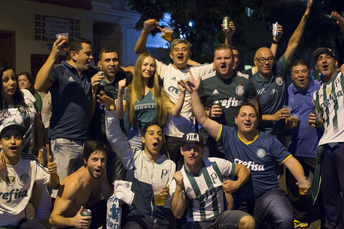 Lufthansa_BR's tweet photo. Futebol no console, campeonato de embaixadinhas, ir assistir a um clássico ao vivo, acompanhar um jogo num bar, visitar o museu do futebol, jogar uma partida feminina… essas e outras experiências mostraram à Aleksandra a paixão brasileira pelo futebol. ⚽🇧🇷 #CheckInMoscow https://t.co/WAFMmsp2rD