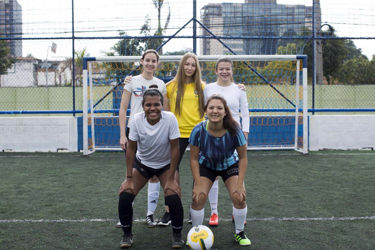 Lufthansa_BR's tweet photo. Futebol no console, campeonato de embaixadinhas, ir assistir a um clássico ao vivo, acompanhar um jogo num bar, visitar o museu do futebol, jogar uma partida feminina… essas e outras experiências mostraram à Aleksandra a paixão brasileira pelo futebol. ⚽🇧🇷 #CheckInMoscow https://t.co/WAFMmsp2rD