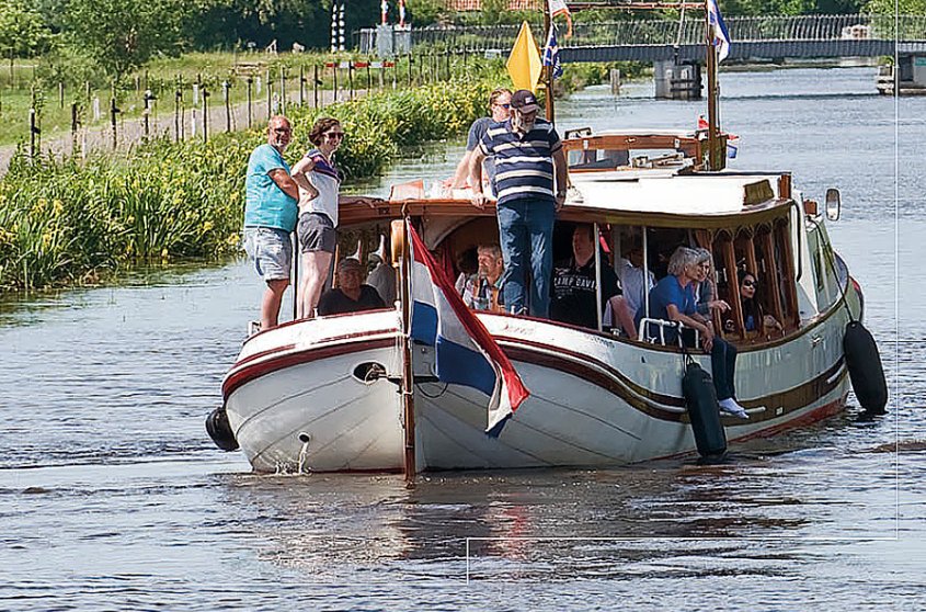 H2Orecreatie's tweet photo. Historische Friese Turfroute feestelijk heropend: https://t.co/ZNLosx9Zjl @KlaasKielstra #Friesland #Turfroute #vaarweg #waterrecreatie https://t.co/lxIjQ0dIOs