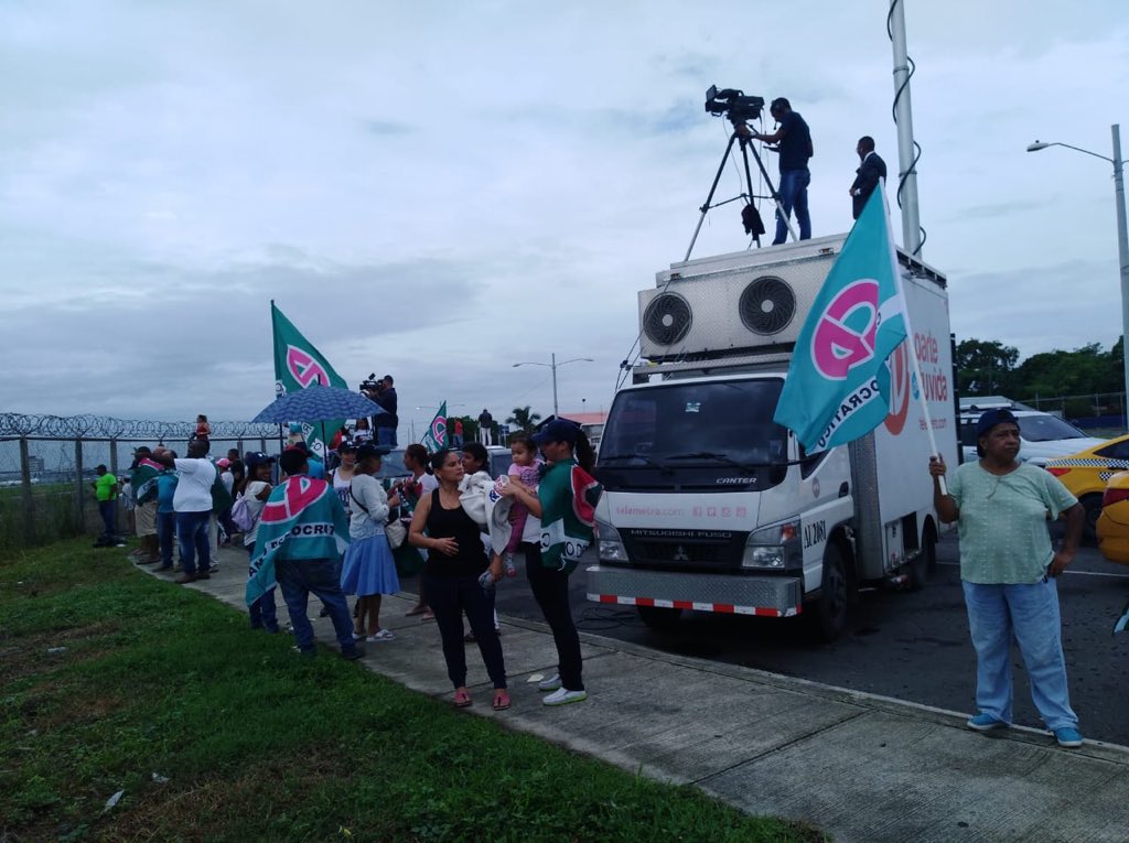 edwinz2014's tweet photo. Llegada de el Ex presidente Ricardo Martinelli https://t.co/tPiWQoS0Ha