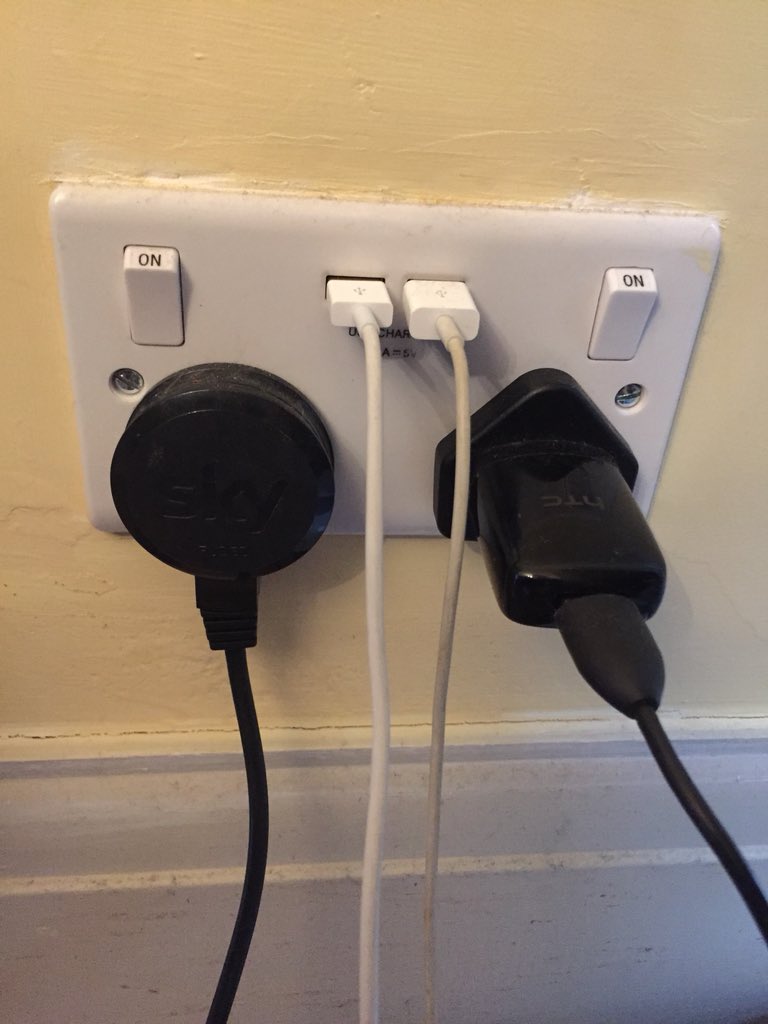 HjsLtd's tweet photo. #sthelenshour are you short of power points? Why not change your sockets to these USB sockets allowing you to plug in 4 devices safely at once #localelectrian @StHelensHour @StHelensUnltd https://t.co/MjQnpMKt4k