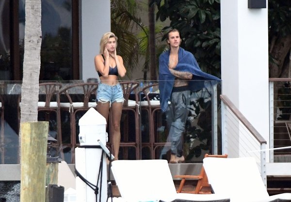 SbbraMidias's tweet photo. Fotos em HQ de Justin Bieber e Hailey Baldwin em Miami, na Flórida - 11 de Junho. https://t.co/cfobDge4JH