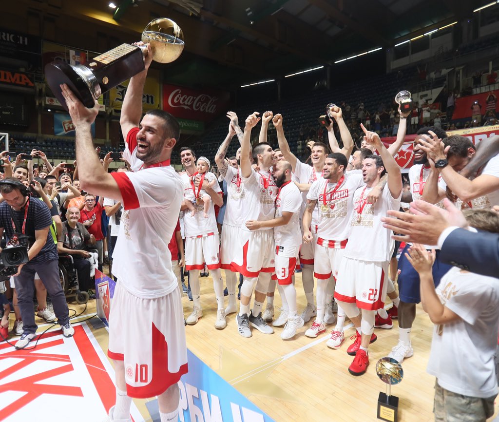 kkcrvenazvezda's tweet photo. Šampioni!!! 🏆🏆🏆🏆
Slavlje se seli na Kalemegdan, tradicionalno 😊🙌🏼🔴⚪️
#CrvenoBelaNoc #WeAreTheTeam #kkcz #Zvezdas https://t.co/2kheIYrlEz