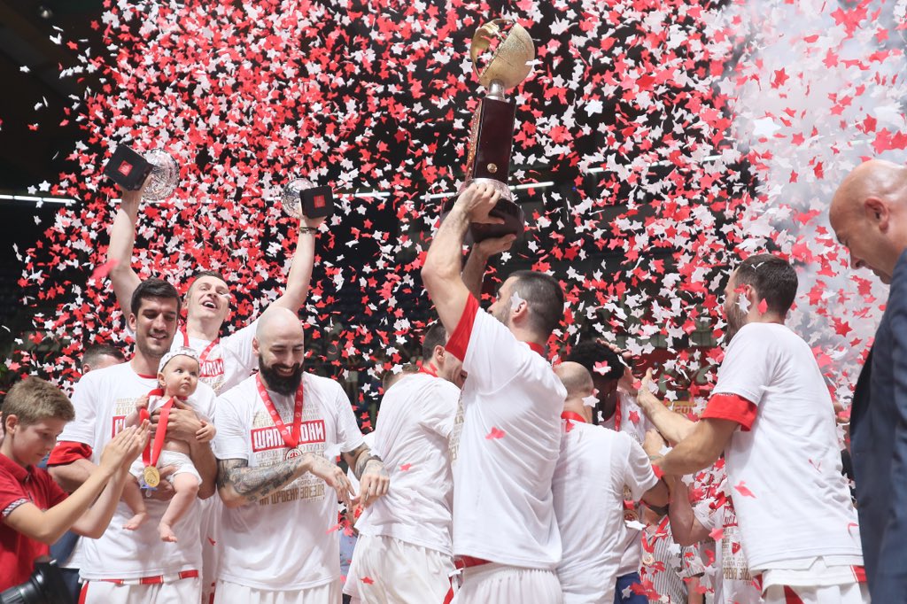 kkcrvenazvezda's tweet photo. Šampioni!!! 🏆🏆🏆🏆
Slavlje se seli na Kalemegdan, tradicionalno 😊🙌🏼🔴⚪️
#CrvenoBelaNoc #WeAreTheTeam #kkcz #Zvezdas https://t.co/2kheIYrlEz
