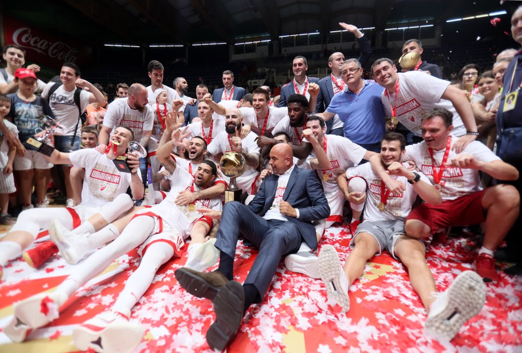 kkcrvenazvezda's tweet photo. Šampioni!!! 🏆🏆🏆🏆
Slavlje se seli na Kalemegdan, tradicionalno 😊🙌🏼🔴⚪️
#CrvenoBelaNoc #WeAreTheTeam #kkcz #Zvezdas https://t.co/2kheIYrlEz