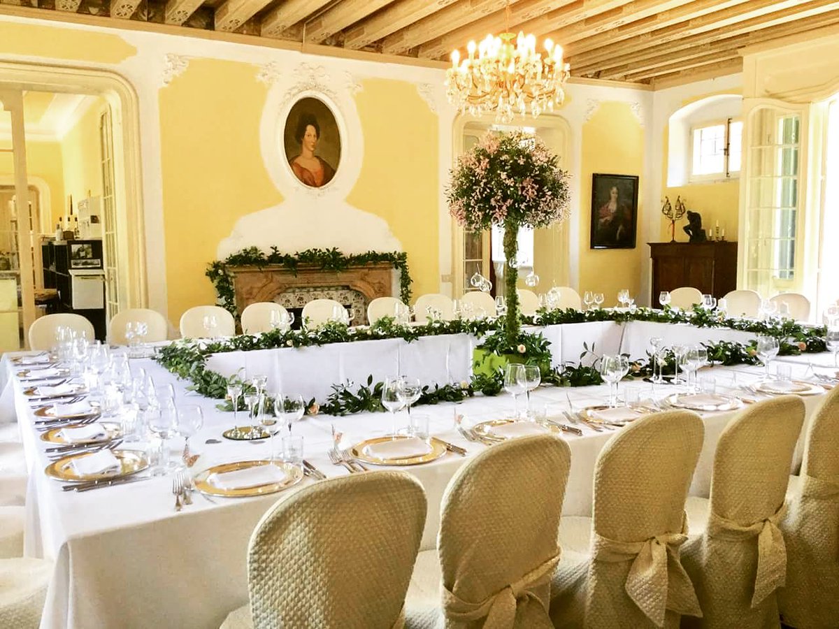 Imagine the beauty and fabulous feeling of elegant Italian Villa...a fabulous garden and a perfect athmosphere! We loved planning  this wedding! 
#weddinginItaly #lifestyleweddings #weddingplanning #italianwedding #weddingdecor #weddingflower  #weddingvilla #destinationwedding
