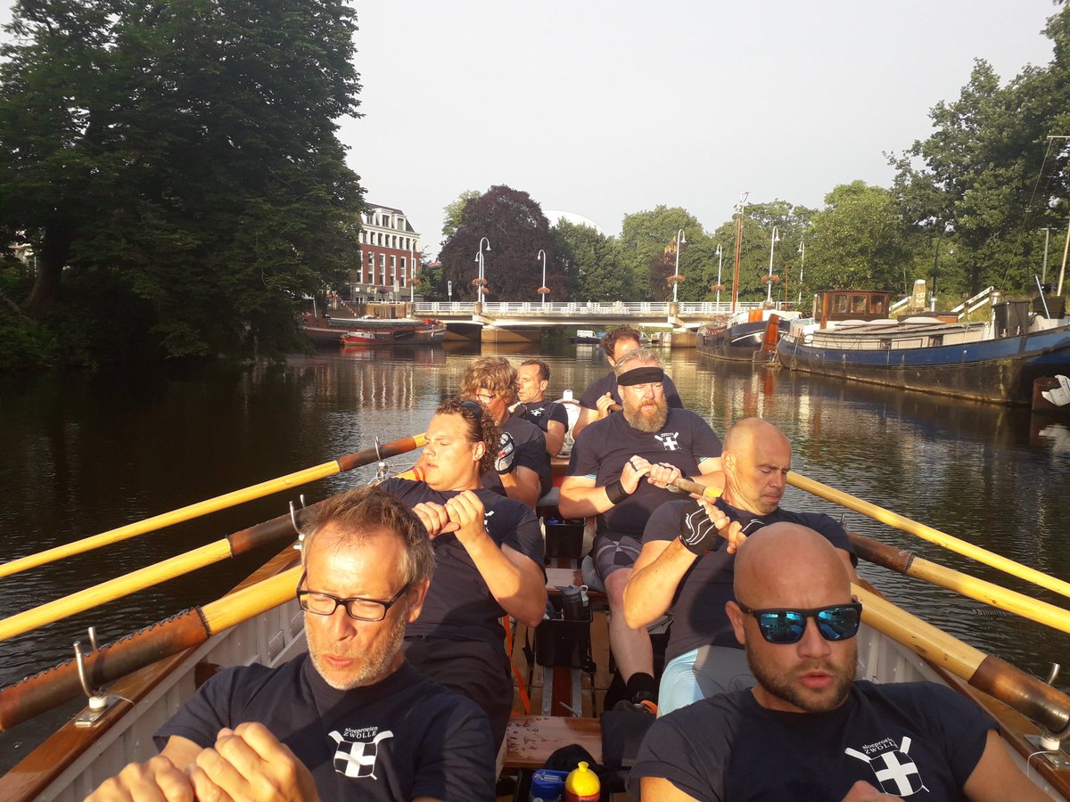 Goeiendag! Wat heb ik dat sloeproeien onderschat zeg! Voor <a href="/sportstentorzwo/">Stentor Sport Zwolle</a> "even" rondje stadsgracht gedaan met herenploeg. Blaren op twee handen, verzuurde onderarmen en zijknat van het zweet! #sloeproeien #respect