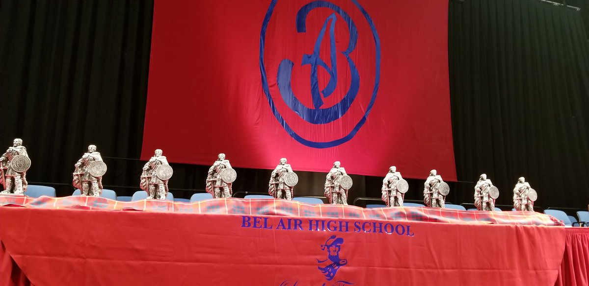 YsletaISD's tweet image. Big Red Pride graduation has begun! #THEDISTRICT #YISDClassof2018 #OneRed @BelAir_Cheer