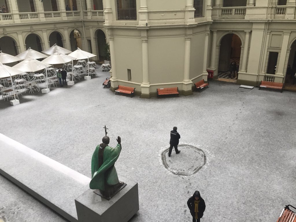 MacaMillaP's tweet photo. Mis disculpas a los meteorólogos #NieveEnSantiago https://t.co/nc3znCYDdO