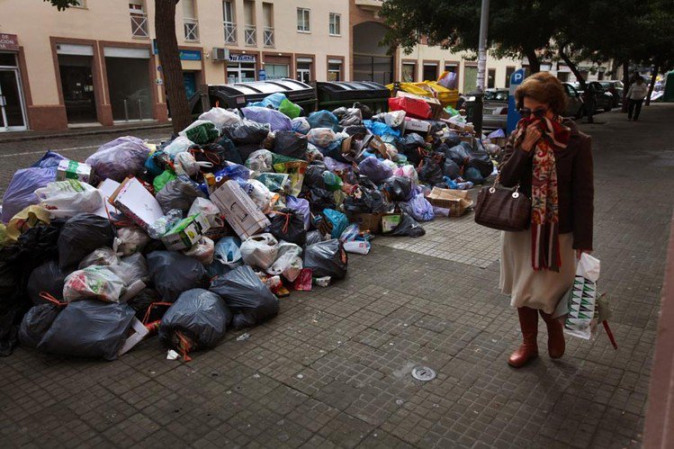 curiousoctopus's tweet photo. During "Designing Waste: Strategies for a Zero Waste City" show @CenterForArch (6/14-9/1), please post NY sidewalk trash piles & tag them #designingwaste. They'll appear in the gallery (minus the stench) https://t.co/1uDOkv9een (picture @WSJ) https://t.co/CX9fB4iigb