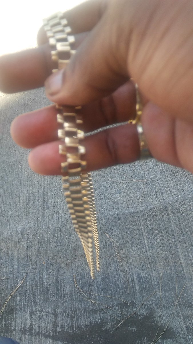 payrollmezzy's tweet photo. Seen my ex bitch baby daddy with my chain on &amp; it was only right ta snatch my shit off cuhz😂😂👊 https://t.co/vqdn88pmH1