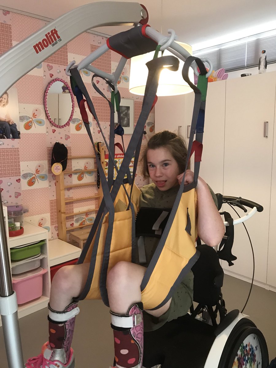 EschBrenda's tweet photo. Noodzakelijke tilvoorziening voor Lisanne afgewezen door @gemeentealkmaar. De Molift 150 hier op de foto: een super compacte, inklapbare, lichte, mobiele reis tillift voor tillen op locatie; visite, familie, vrienden, uitjes, vakanties etc! Geen wens maar noodzaak! #participatie https://t.co/33eXgVspSw