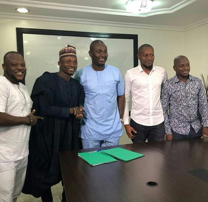 TobiDaGreatest's tweet photo. Jigan; The guy that invented the #ShomoAgeMi trend just signed a deal with @NairaBET ๐โคโคโค Congratulations! https://t.co/oiF3QigTOz