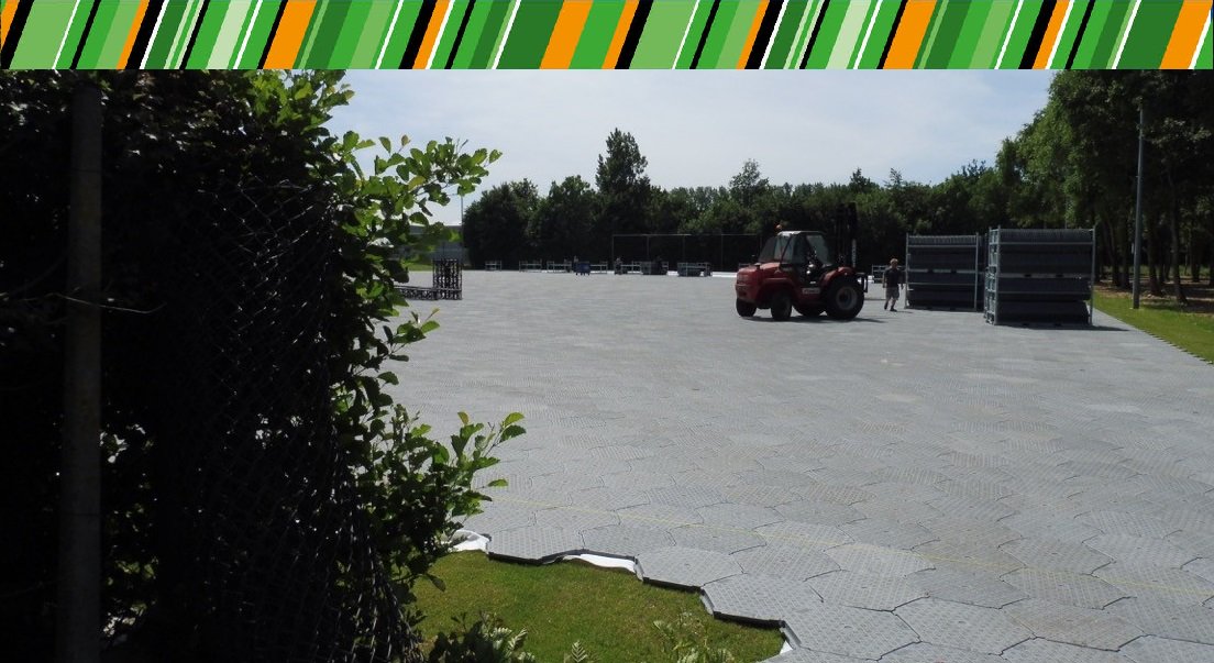 **OPBOUW IN VOLLE GANG** Op de eerste dag is de vloer gelegd en de vorm van het podium is ook al te zien!! Het veld is geheel afgedekt met vloerdelen, zo is er een gelijke ondergrond en goed bereikbaar voor mindervaliden!
dewestlandkros.nl/tickets/
#WK2018 #festival #tickets
