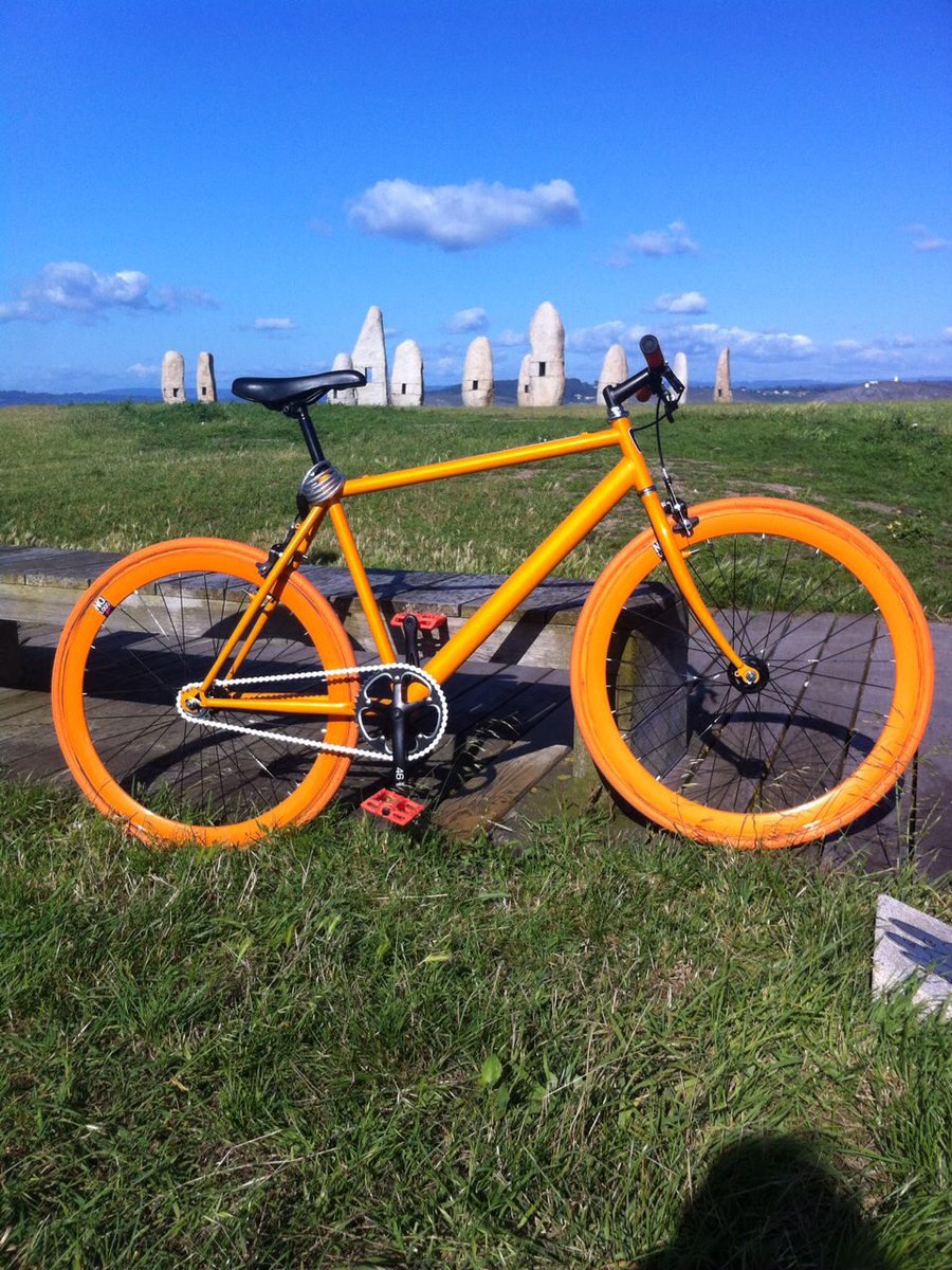 alesgandro's tweet photo. Hoxe roubaron estas dúas #bicicletas nun garaxe da Sagrada Familia. Agradécese a difusión para atopalas. #coruña https://t.co/Cch0oNK7er