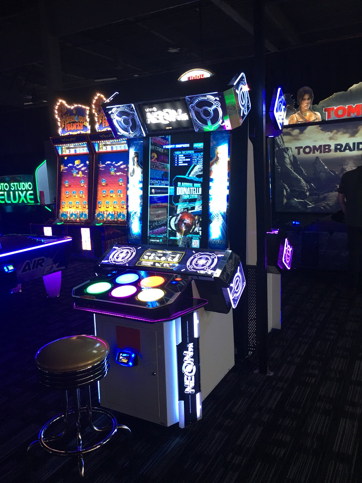 WACCA(turo) on Twitter: "I took a trip to the new Dave &amp; Busters in the Del  Amo Mall and I FOUND OUT THEY HAVE A NEON FM MACHINE I AM FREAKING OUT