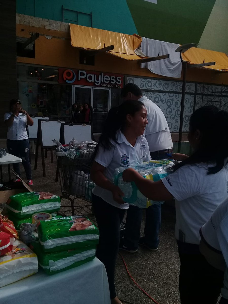 PrensaComunitar's tweet photo. Petén: estudiantes de #TrabajoSocial de la #USAC #CUDEP realizaron la recolección de víveres para las familias damnificadas por la erupción del #VolcanDeFuego el #3deJunio. Cientos de personas acudieron a donar y a solidarizarse con las familias. #10deJunio #Peten https://t.co/EyB50M7fnw