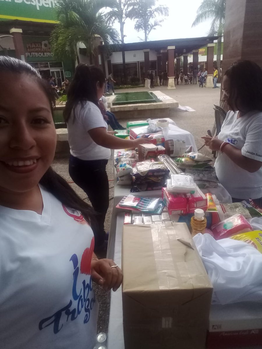 PrensaComunitar's tweet photo. Petén: estudiantes de #TrabajoSocial de la #USAC #CUDEP realizaron la recolección de víveres para las familias damnificadas por la erupción del #VolcanDeFuego el #3deJunio. Cientos de personas acudieron a donar y a solidarizarse con las familias. #10deJunio #Peten https://t.co/EyB50M7fnw
