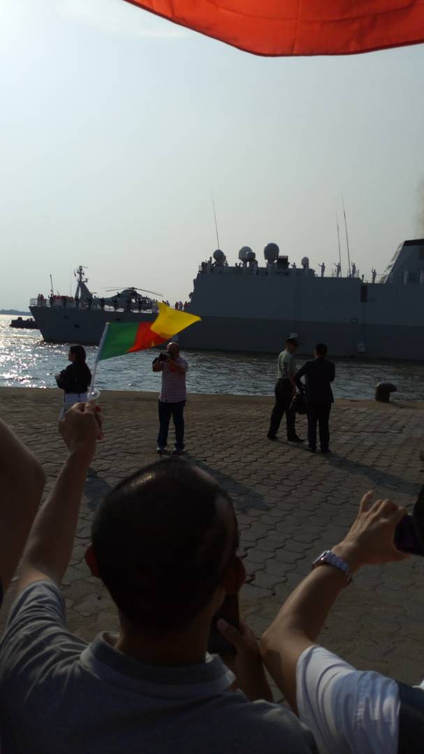 VertRougeJaune's tweet photo. #Coopération_Sino_camerounaise : Un partenariat stratégique à long terme. 

Un navire de guerre de la marine chinoise accoste au port de #Douala. https://t.co/oBheWLM3WQ