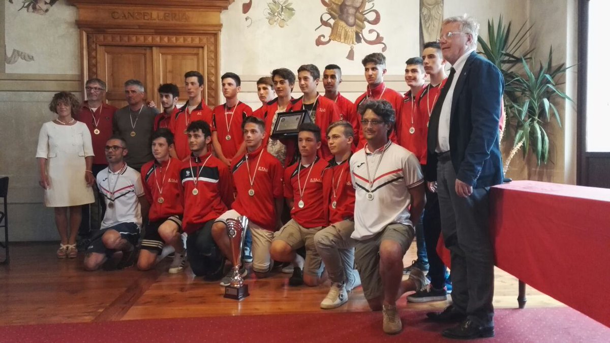 Stefano_Cesa's tweet photo. Stasera, in Municipio a #Mel, Premiazione per la Targa Disciplina alla squadra Allievi #ZTLL, anni 2001-2002, da parte del delegato FIGC Orazio Zanin, squadra che ha anche vinto il campionato provinciale https://t.co/McNZlUOlqA