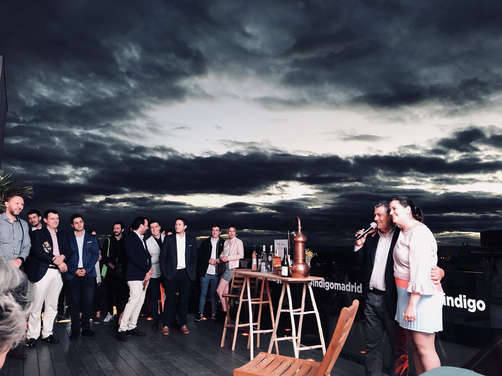 Estoy en la presentación del nuevo ron de <a href="/AlambiqueSMarta/">AlambiqueSantaMarta</a> y la temperatura es perfecta y el cielo turneriano. No puedo dejar de hacer fotos.