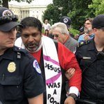 Imagen para el comienzo del Tweet: usar una estola religiosa que