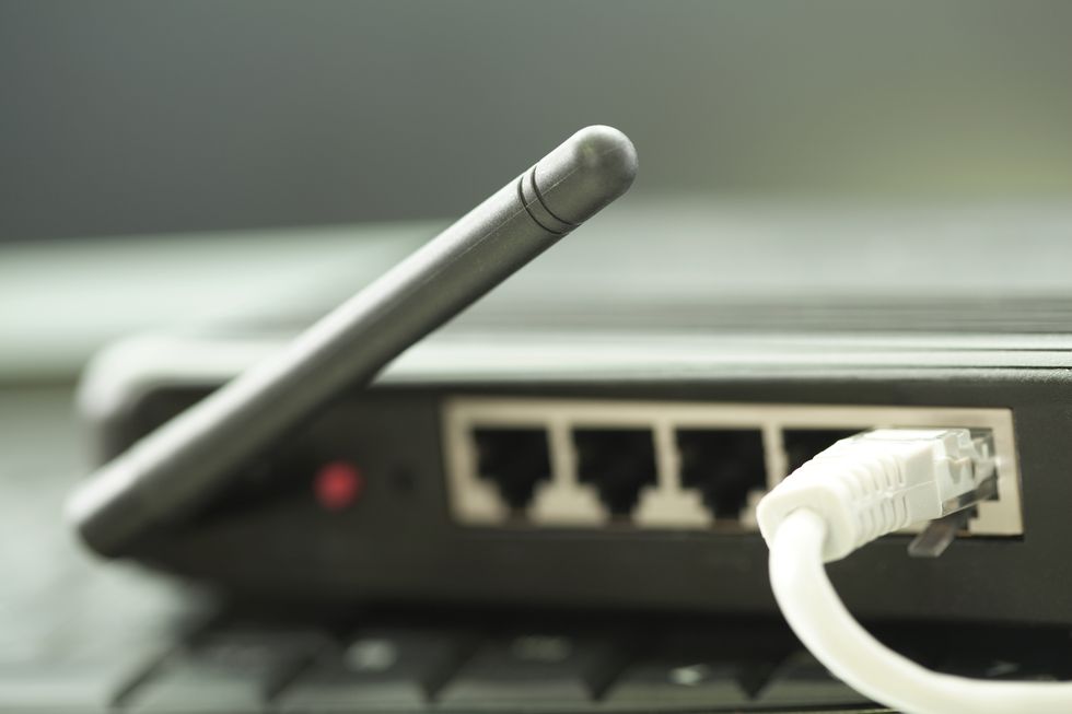 _MetroAudio's tweet photo. #SmartHome #Security If you haven't already, you should heed the @FBI's advice and reset your #WiFi router. But as @PopMech suggests: Don't stop there! 

https://t.co/cCr0s1tdVJ https://t.co/IXYYDM39Cp