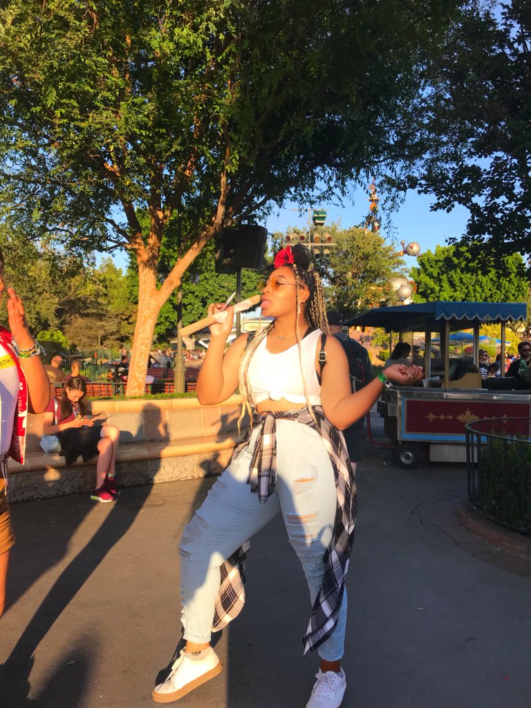 TayUhlise's tweet photo. โจGradnite โจ #GradNite2018 https://t.co/vMdu6loBR5