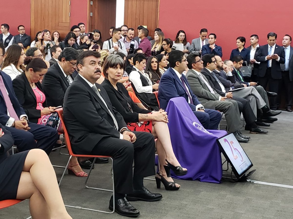 hiramalmeidae's tweet photo. Asisto a la presentación del Informe anual ante la sociedad, 2017 de la @CDHDF, en su 25 aniversario. https://t.co/pFIuQ51J3j