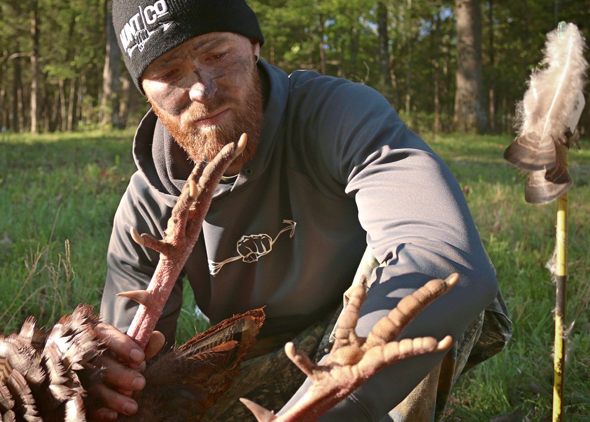 FieldlinePacks's tweet photo. What's the first thing you check after taking down a Turkey? @OzarksHunter goes for the spurs and beard 👌🏼

#fieldlineproseries #fieldline #huntco #hunters #bowhunting #nature  #turkeyhunting #instaturkey #turkeyseason #getoutside #turkey #huntingseason  #whatgetsyououtside https://t.co/mOI0cjxbYy
