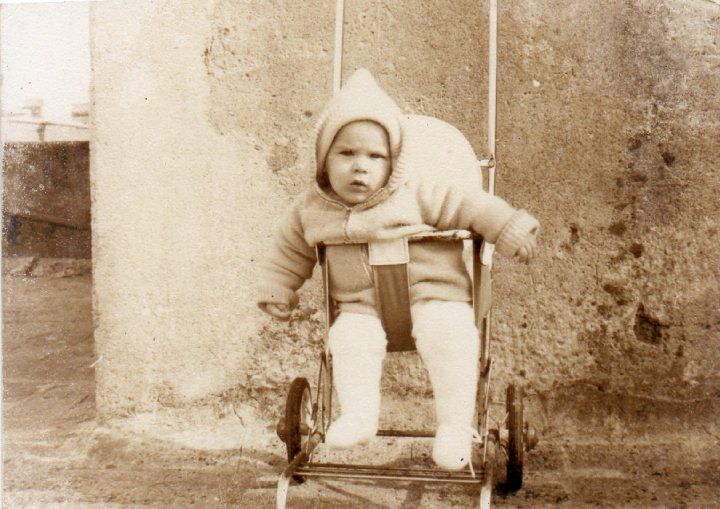 gdsg77's tweet photo. Esta foto se tomo hace 40 años (aunque parezca del SXIX). Con 6 meses de vida ya había dominado la cara de "pero que decís vieja?" que tantos bifes me supo regalar. Si querés saber que ha pasado desde entonces, vení el sábado 16/6 a Volver a Verte (Rodo y Frugoni) #40AñosNoEsNada https://t.co/Sf0kNjAgeQ