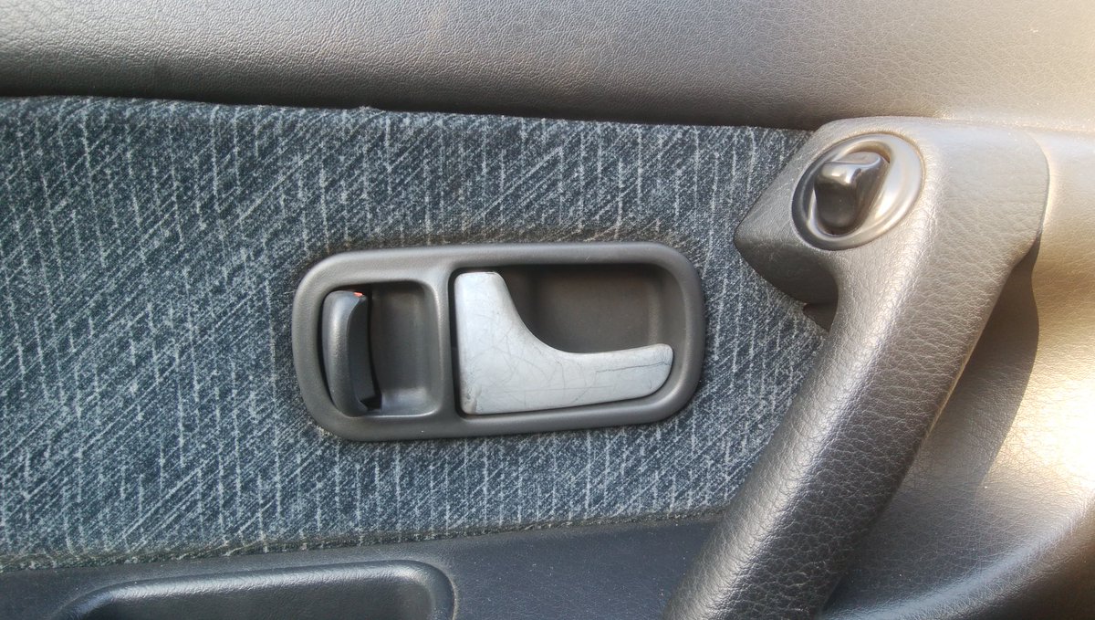 づきたろー 納車からの変化 レストア編 大したことは何もしておらず 日産車定番のワイパー再塗装とドアノブの白化をマシにしたのとか お手軽なやつ