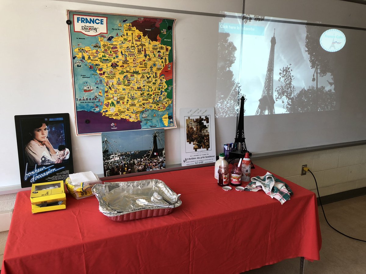 Mme_Nguyen's tweet photo. Un café parisien dans notre classe aujourd’hui. Au menu: Crêpes et chocolat chaud! 🇫🇷 https://t.co/uH8cd6lzpZ
