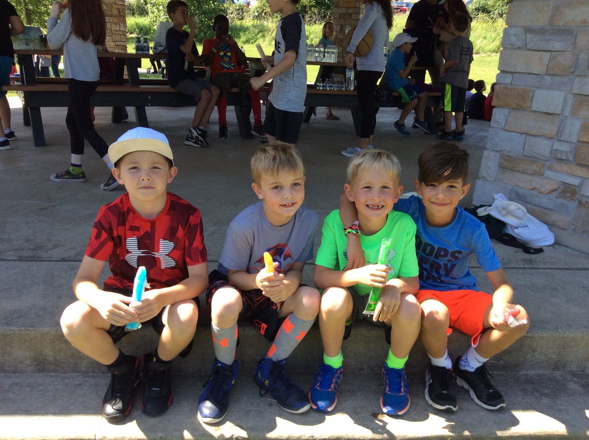 2ndGradeStars11's tweet photo. 2nd Grade Celebration! Bubbles, kickball, friends, and popsicles! #dreadstrong @BowmanKris @AnnaTyrrella https://t.co/GdGuvnUWhF