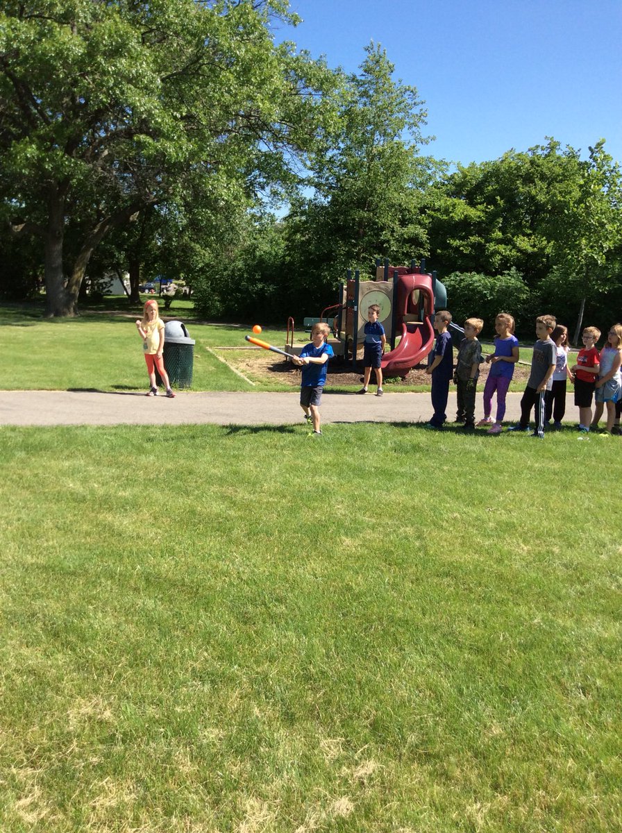 2ndGradeStars11's tweet photo. 2nd Grade Celebration! Bubbles, kickball, friends, and popsicles! #dreadstrong @BowmanKris @AnnaTyrrella https://t.co/GdGuvnUWhF