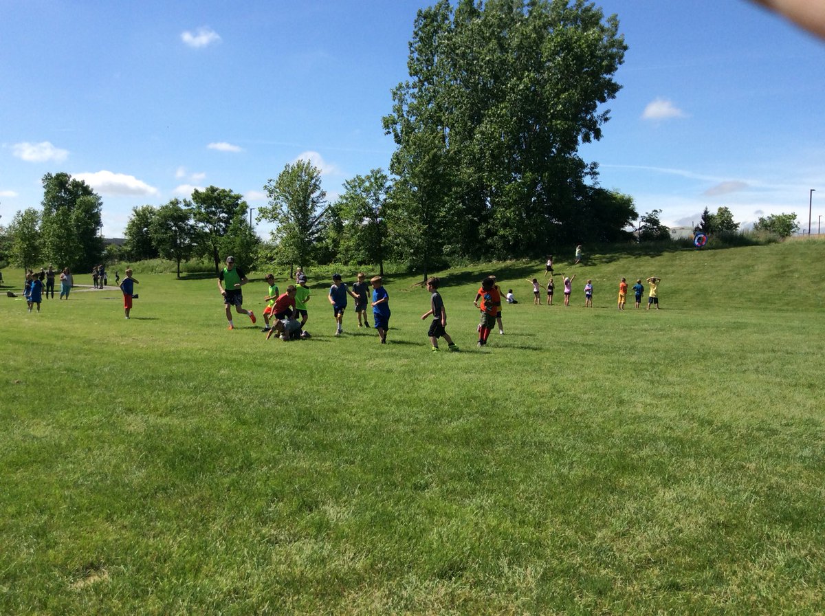 2ndGradeStars11's tweet photo. 2nd Grade Celebration! Bubbles, kickball, friends, and popsicles! #dreadstrong @BowmanKris @AnnaTyrrella https://t.co/GdGuvnUWhF