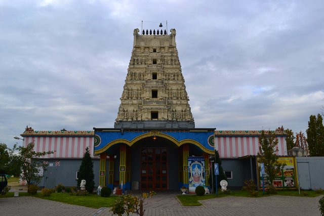 FSR_Relwiss_BO's tweet photo. Heute beginnt in #Hamm-Uentrop das #Tempelfest. Der einzige Tempel der Göttin Kamakshi außerhalb Indiens bzw. Südasiens befindet sich direkt im #Ruhrgebiet.
Was es bei einem Besuch des Hauptfest-Tages am 24.06.18 zu beachten gibt könnt ihr hier nachlesen: https://t.co/RrpIuT2W04 https://t.co/XziED9ldZo