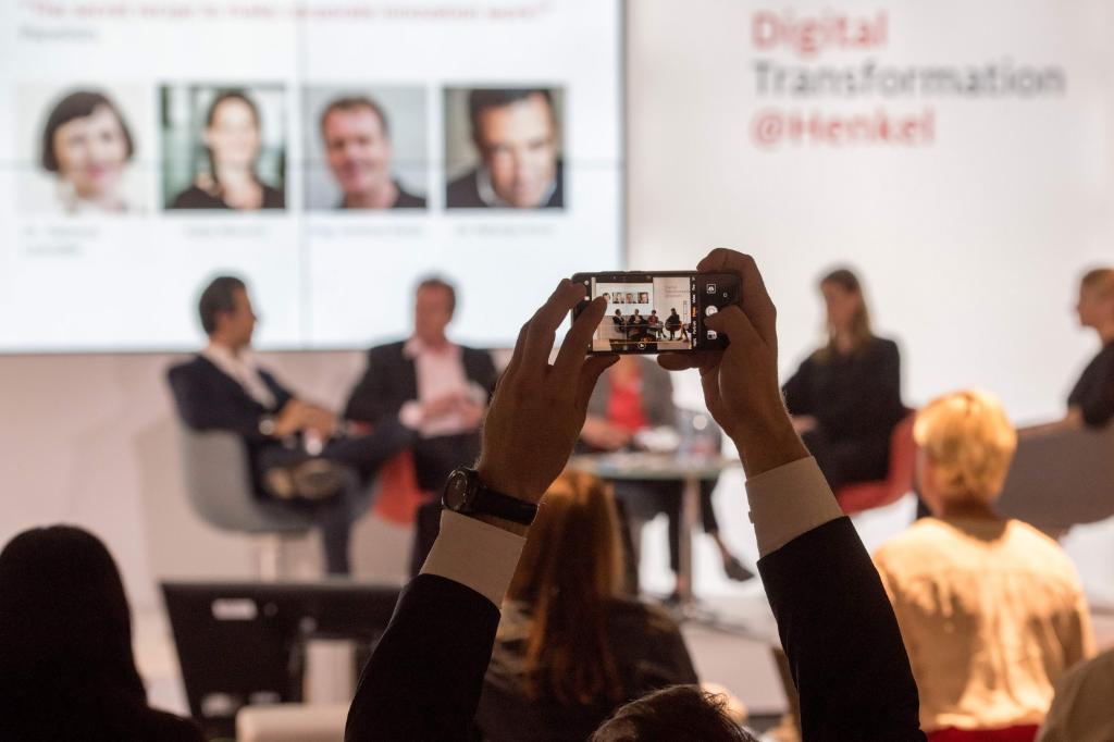 Henkel's tweet photo. #3Dprinting, #ecommerce & #industry40 - how does Henkel prepare for the digital future? 32 journalists & digital experts from 15 different countries in Europe & IMEA visited our HQ in Düsseldorf, getting insights into the digital transformation at Henkel. #digitalhenkel2018 https://t.co/TCGe7cQq5q