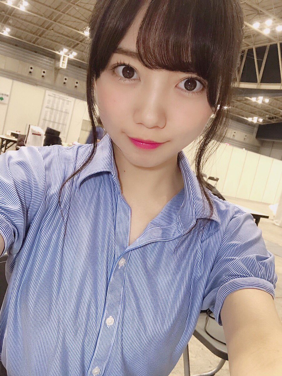 齊藤京子生誕祭実行委員会21 載せきれなかった分の写真です 4部では お題の 家庭教師 に合わせて スーツみたいな私服でした 髪型はポニーテール 5部では 髪型をストレートに変えていました きょんこちゃんにとって ストレートはレアだとか