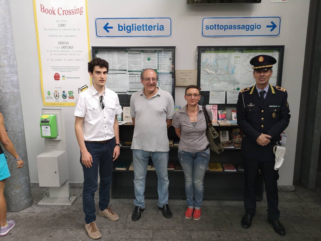pedretti_lorenz's tweet photo. Nelle stazioni si spacciano libri! Oggi Cesano e Ceriano-Groane per rifornimento BookCrossing. Grazie a Comuni, @FNM_Group, @_Carabinieri_ per fondamentale supporto. Sono certo che "Un treno di libri" verrà certamente ampliato! https://t.co/BWSI1CVwss