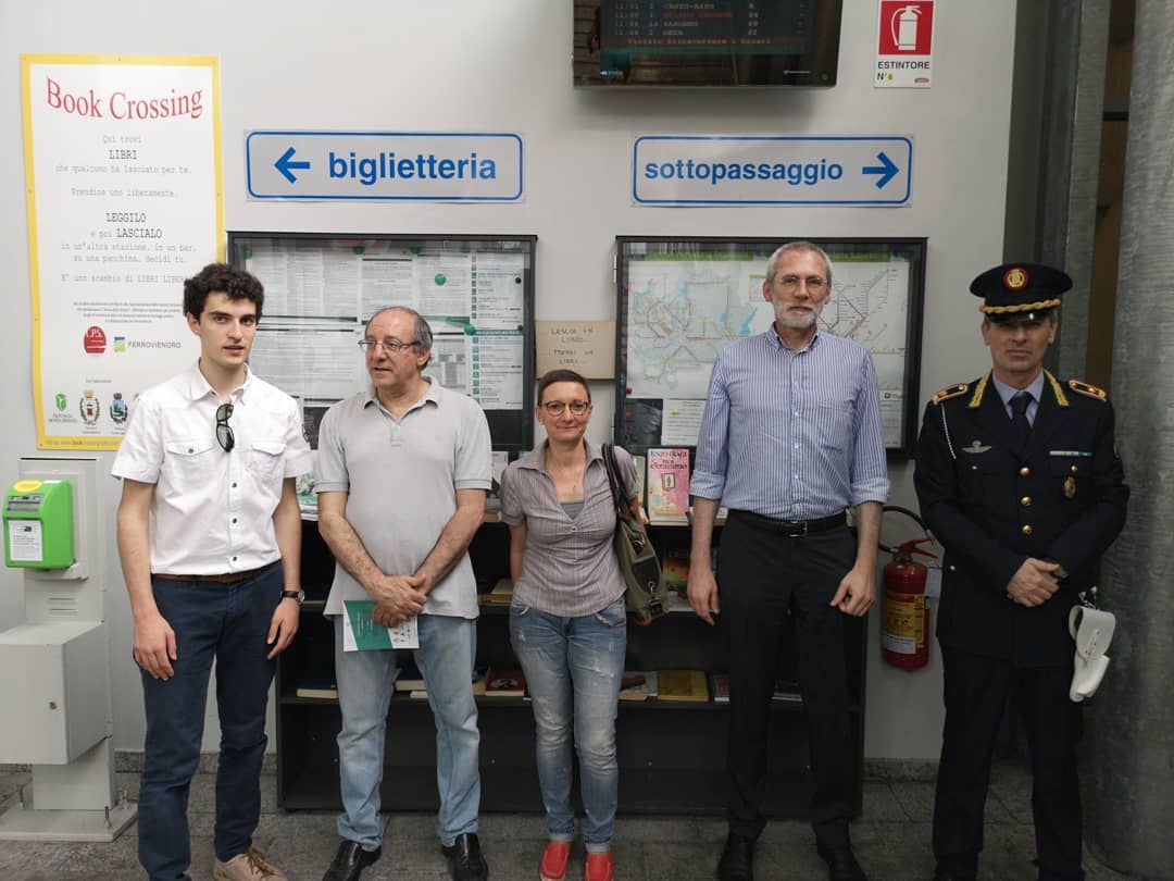 pedretti_lorenz's tweet photo. Nelle stazioni si spacciano libri! Oggi Cesano e Ceriano-Groane per rifornimento BookCrossing. Grazie a Comuni, @FNM_Group, @_Carabinieri_ per fondamentale supporto. Sono certo che "Un treno di libri" verrà certamente ampliato! https://t.co/BWSI1CVwss