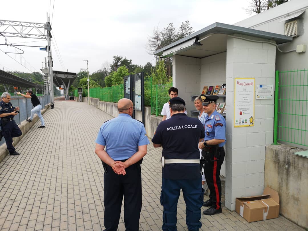 pedretti_lorenz's tweet photo. Nelle stazioni si spacciano libri! Oggi Cesano e Ceriano-Groane per rifornimento BookCrossing. Grazie a Comuni, @FNM_Group, @_Carabinieri_ per fondamentale supporto. Sono certo che "Un treno di libri" verrà certamente ampliato! https://t.co/BWSI1CVwss