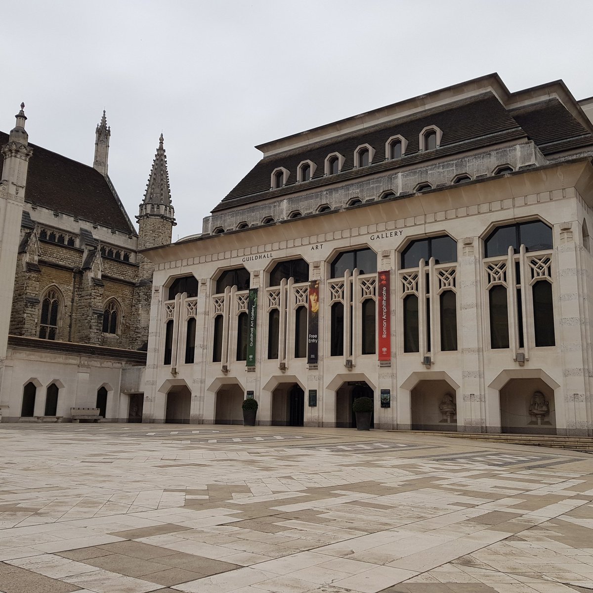 WendySteatham's tweet photo. More #sublimesymmetry @cityoflondon today with KS2 students @ArtisFdn #mathsanddance #williamdemorgan https://t.co/UEWnmtIDEf