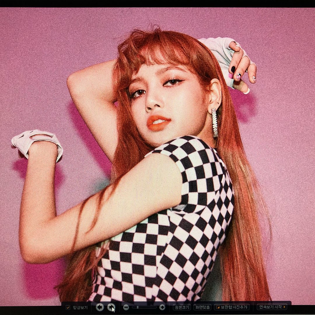 IIaIisaIIisa's tweet photo. #블랙핑크 #BLACKPINK #LISA #리사 #자켓사진셀렉중 #무보정컷 #음악이좋은건이유가없다
#Selecting_EP_Cover #No_Photoshop #There_Is_No_Explanation_For_Great_Music #One_Year_of_Preparation #YG_4th_Batter #YG https://t.co/3EQ9NmM7A9