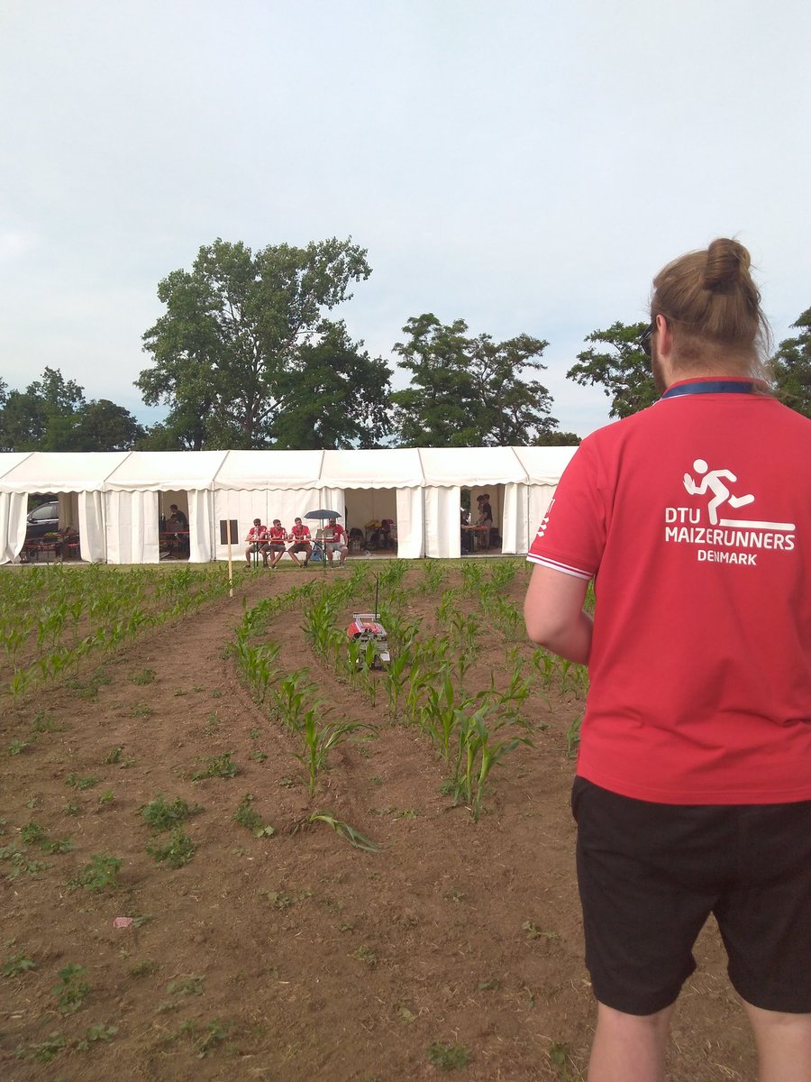 feldtage's tweet image. The #Danish #FieldRobot team from DTU practising for tomorrow's task. Here curved crop rows that need to be navigated. #FieldRoboEvent @DTUtweet